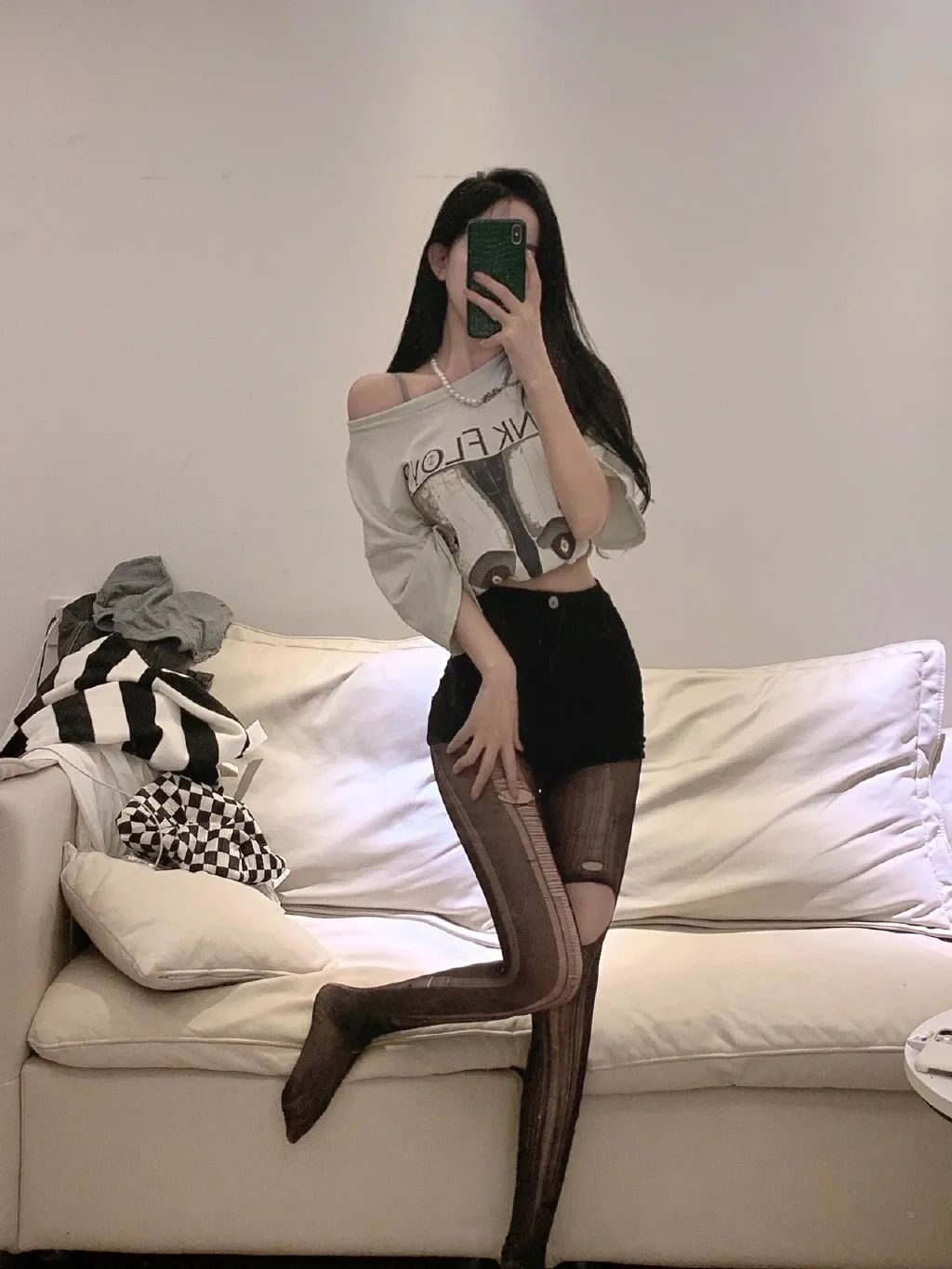 妹子絲襪都破了，好心疼??！插圖3
