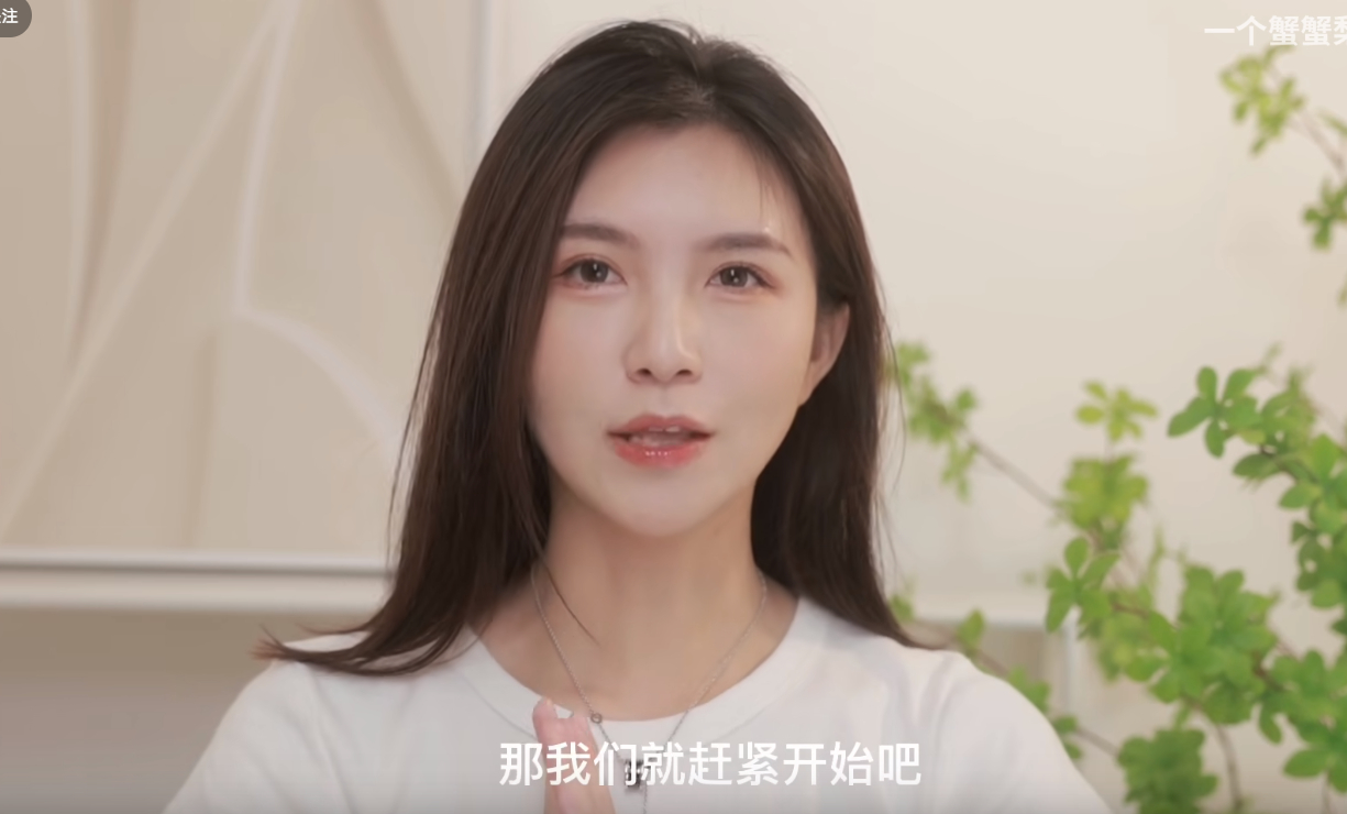 B站一個(gè)蟹蟹梨酷似“蒂法”爆火小姐姐火了，也有點(diǎn)像鄒兆龍！插圖