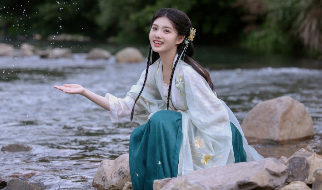 14歲童星拍國風(fēng)cos多絕 美成了神仙姐姐劉亦菲？插圖6